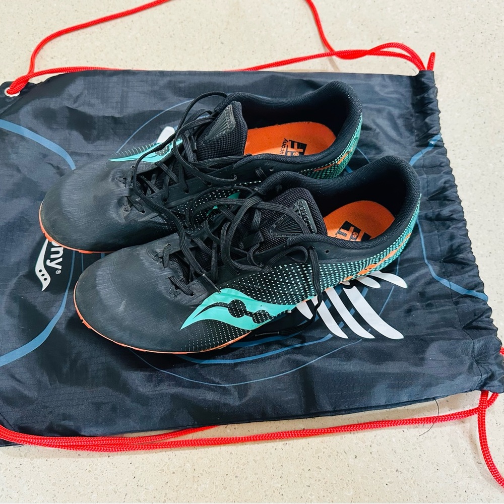 Saucony Black and Green Athletic Shoes with Sleek Design